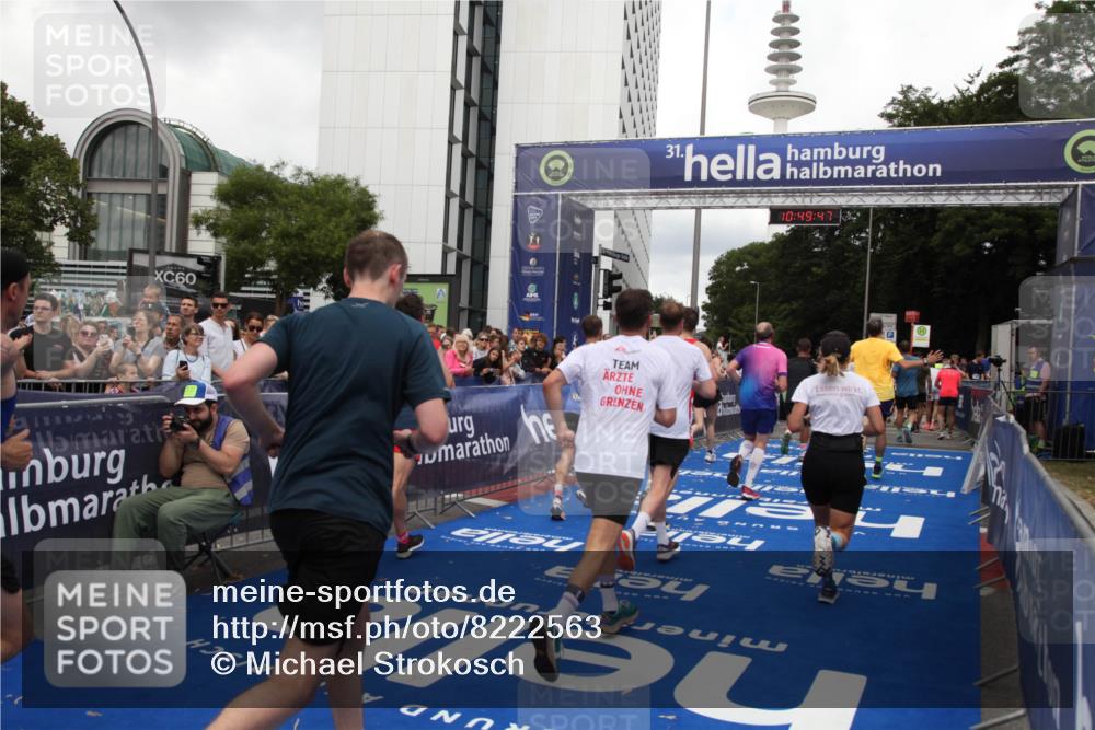 29.06.2025 - hella hamburg halbmarathon Michael Strokosch http://msf.ph/oto/8222563 29.06.2025 10:49:45 Ziel 2504, 2706, 2937, 3060, 3543, 5894, 5978, 6115, 7332, 9463, 9551, 9619, 9723, 11977, 13159, 14794, 16843, 16877, 17282, 18058, 18451, 18926 meine-sportfotos.de