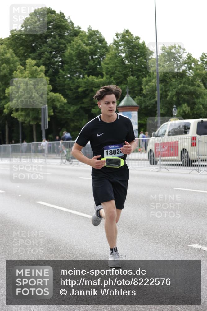 29.06.2025 - hella hamburg halbmarathon Jannik Wohlers http://msf.ph/oto/8222576 29.06.2025 10:27:25 Lombardsbrücke 1148, 2080, 3389, 5177, 6214, 7497, 7764, 7978, 8085, 9567, 9688, 10412, 10413, 12823, 13043, 13860, 14206, 15607, 16569, 16804, 16838, 18301, 18626 meine-sportfotos.de