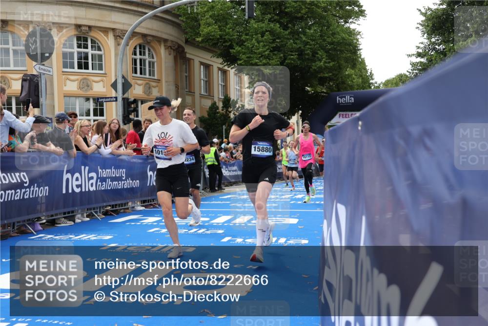29.06.2025 - hella hamburg halbmarathon Strokosch-Dieckow http://msf.ph/oto/8222666 29.06.2025 10:29:28 Ziel 2021, 2180, 6781, 8784, 9137, 10156, 10790, 12234, 13838, 15880, 16118, 17197, 18422, 18699, 18737, 19203, 19204 meine-sportfotos.de