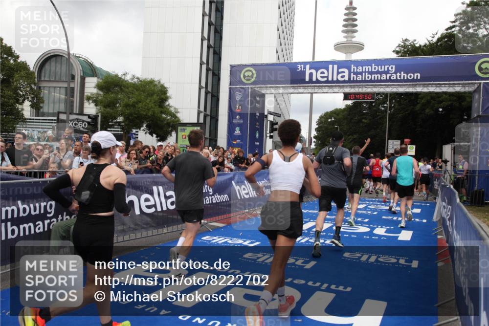 29.06.2025 - hella hamburg halbmarathon Michael Strokosch http://msf.ph/oto/8222702 29.06.2025 10:49:49 Ziel 2706, 3060, 3543, 5894, 6115, 6125, 7332, 9551, 9619, 9723, 9924, 11975, 13159, 14794, 16843, 16877, 17282, 17753, 18058, 18451, 18926 meine-sportfotos.de