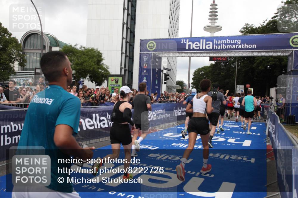 29.06.2025 - hella hamburg halbmarathon Michael Strokosch http://msf.ph/oto/8222726 29.06.2025 10:49:49 Ziel 2706, 3060, 3543, 5894, 6115, 6125, 7332, 9551, 9619, 9723, 9924, 11975, 13159, 14794, 16843, 16877, 17282, 17753, 18058, 18451, 18926 meine-sportfotos.de