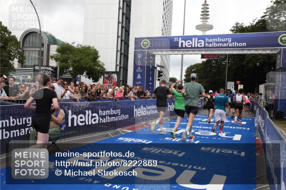 29.06.2025 - hella hamburg halbmarathon Michael Strokosch http://msf.ph/oto/8222869 29.06.2025 10:49:51 Ziel 3060, 3543, 4017, 5460, 5894, 6125, 7332, 9126, 9200, 9551, 9619, 9723, 9924, 11975, 13159, 13463, 14794, 16800, 16877, 17282, 17753, 18926, 19122 meine-sportfotos.de