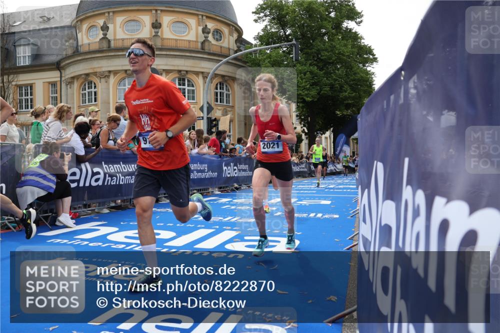 29.06.2025 - hella hamburg halbmarathon Strokosch-Dieckow http://msf.ph/oto/8222870 29.06.2025 10:29:33 Ziel 2021, 2180, 6781, 7186, 8784, 9137, 10790, 16118, 16818, 17197, 18422, 18699, 19204 meine-sportfotos.de