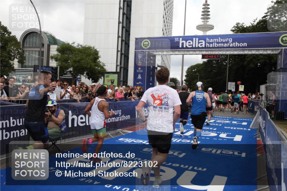 29.06.2025 - hella hamburg halbmarathon Michael Strokosch http://msf.ph/oto/8223102 29.06.2025 10:49:56 Ziel 2540, 4017, 5460, 8454, 8455, 9126, 9200, 9491, 9597, 11975, 12527, 12733, 13463, 16732, 16800, 16887, 19109, 19122 meine-sportfotos.de