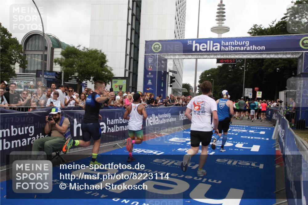 29.06.2025 - hella hamburg halbmarathon Michael Strokosch http://msf.ph/oto/8223114 29.06.2025 10:49:56 Ziel 2540, 4017, 5460, 8454, 8455, 9126, 9200, 9491, 9597, 11975, 12527, 12733, 13463, 16732, 16800, 16887, 19109, 19122 meine-sportfotos.de