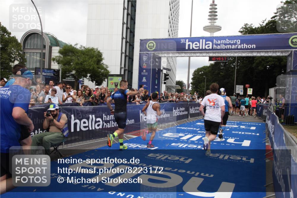 29.06.2025 - hella hamburg halbmarathon Michael Strokosch http://msf.ph/oto/8223172 29.06.2025 10:49:56 Ziel 2540, 4017, 5460, 8454, 8455, 9126, 9200, 9491, 9597, 11975, 12527, 12733, 13463, 16732, 16800, 16887, 19109, 19122 meine-sportfotos.de