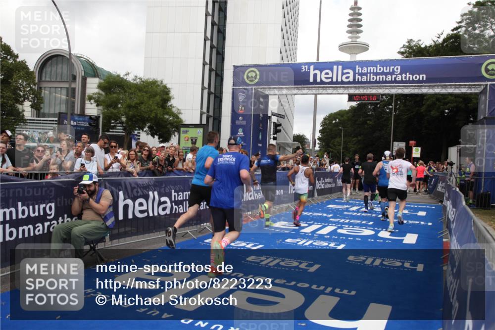 29.06.2025 - hella hamburg halbmarathon Michael Strokosch http://msf.ph/oto/8223223 29.06.2025 10:49:57 Ziel 2540, 4017, 5460, 8454, 8455, 9126, 9200, 9491, 9597, 11975, 12527, 12733, 13463, 16716, 16732, 16800, 16887, 19109, 19122 meine-sportfotos.de