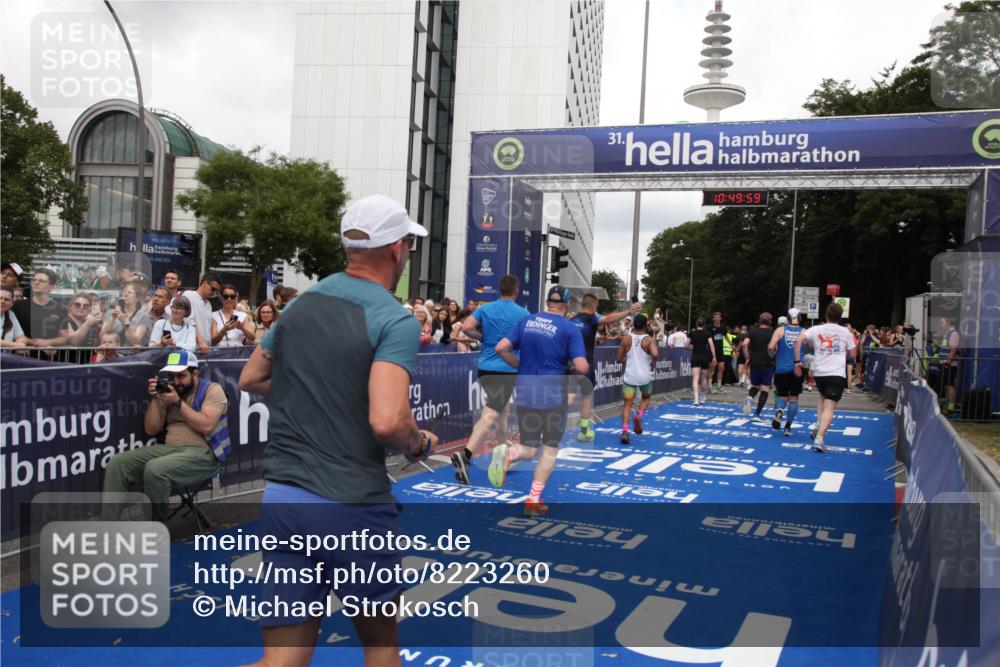 29.06.2025 - hella hamburg halbmarathon Michael Strokosch http://msf.ph/oto/8223260 29.06.2025 10:49:57 Ziel 2540, 4017, 5460, 8454, 8455, 9126, 9200, 9491, 9597, 11975, 12527, 12733, 13463, 16716, 16732, 16800, 16887, 19109, 19122 meine-sportfotos.de