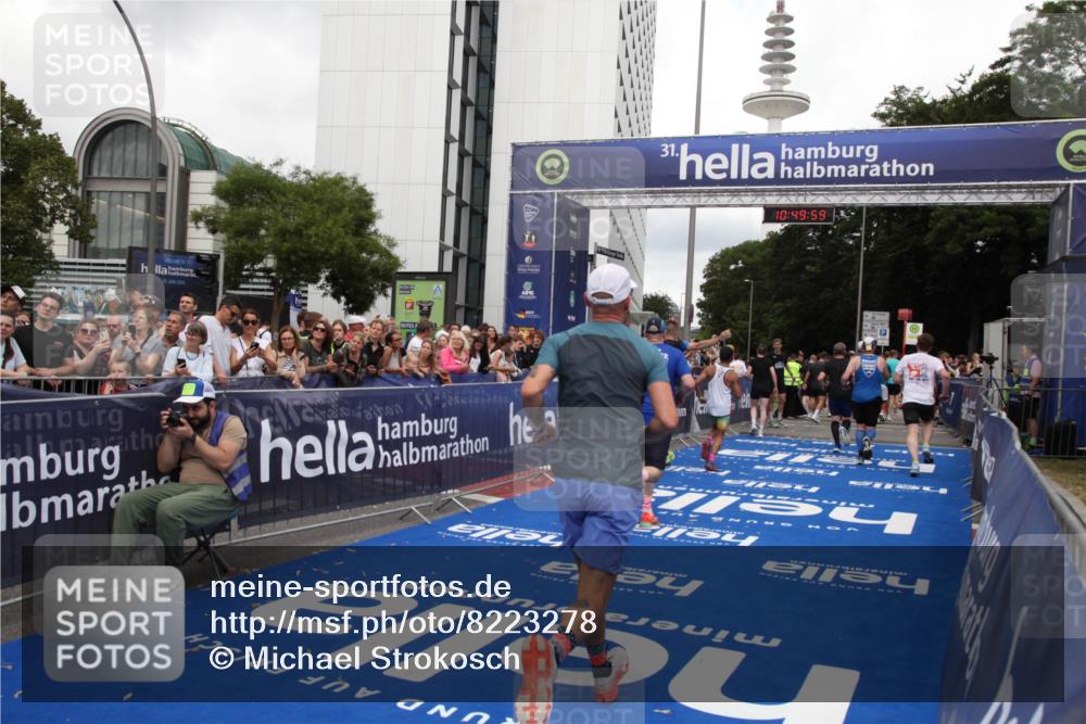 29.06.2025 - hella hamburg halbmarathon Michael Strokosch http://msf.ph/oto/8223278 29.06.2025 10:49:58 Ziel 2540, 4017, 5460, 8454, 8455, 9126, 9200, 9491, 9597, 12527, 12733, 13463, 16716, 16732, 16800, 16887, 19109, 19122 meine-sportfotos.de