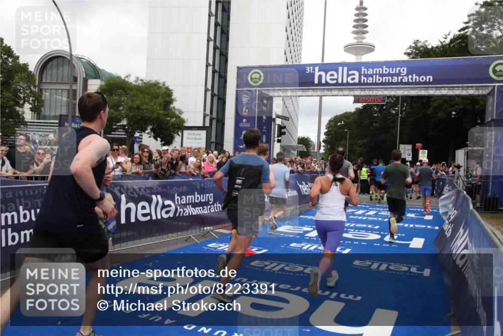 29.06.2025 - hella hamburg halbmarathon Michael Strokosch http://msf.ph/oto/8223391 29.06.2025 10:50:00 Ziel 2540, 3692, 3852, 4017, 5460, 7100, 8454, 8455, 9126, 9213, 9491, 9597, 12271, 12527, 12733, 13463, 16716, 16732, 16887, 19109, 19112, 19122 meine-sportfotos.de