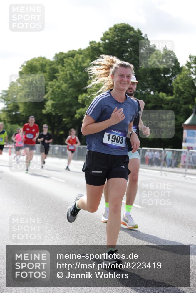 29.06.2025 - hella hamburg halbmarathon Jannik Wohlers http://msf.ph/oto/8223419 29.06.2025 09:51:14 Lombardsbrücke 1520, 1570, 1903, 1920, 2653, 2880, 2972, 3523, 4297, 4634, 4759, 4843, 4865, 4991, 4999, 5375, 5410, 6490, 7092, 7105, 7363, 8346, 8871, 9114, 9364, 10375, 10480, 10669, 10934, 11417, 11959, 12711, 12712, 13196, 13479, 14722, 14861, 15383, 15542, 15828, 15857, 15932, 16281, 16660, 17381, 17382, 17724, 18013, 18356, 18539, 18764, 18868, 18970 meine-sportfotos.de