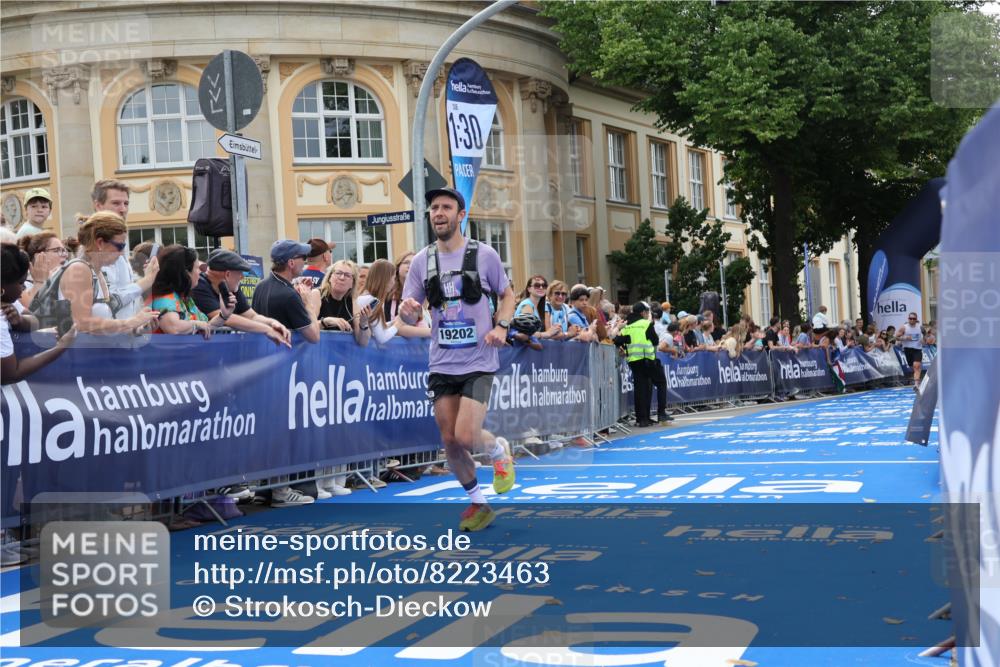 29.06.2025 - hella hamburg halbmarathon Strokosch-Dieckow http://msf.ph/oto/8223463 29.06.2025 10:29:53 Ziel 5308, 15672, 19202 meine-sportfotos.de