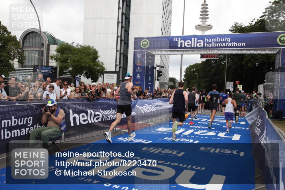 29.06.2025 - hella hamburg halbmarathon Michael Strokosch http://msf.ph/oto/8223470 29.06.2025 10:50:02 Ziel 1321, 2540, 3692, 3852, 7100, 7657, 8454, 8455, 9213, 9491, 12271, 12527, 12733, 13225, 13758, 16716, 16732, 16887, 19112 meine-sportfotos.de