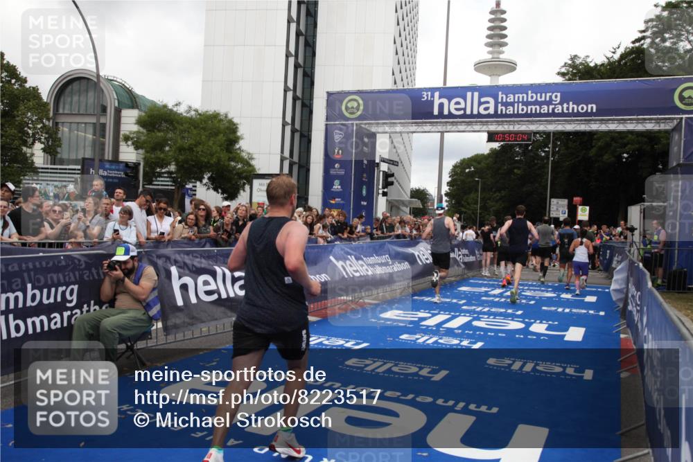 29.06.2025 - hella hamburg halbmarathon Michael Strokosch http://msf.ph/oto/8223517 29.06.2025 10:50:03 Ziel 1321, 2020, 2540, 3692, 3852, 7100, 7657, 8454, 9213, 9491, 12271, 12527, 12733, 13225, 13758, 16403, 16716, 16732, 16887, 18884, 19112 meine-sportfotos.de