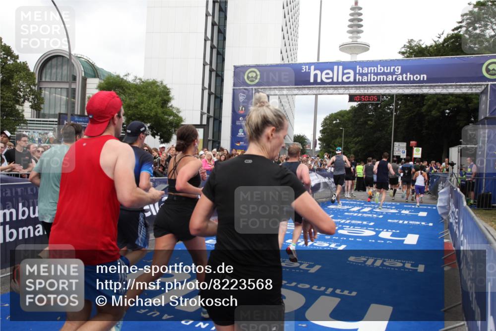 29.06.2025 - hella hamburg halbmarathon Michael Strokosch http://msf.ph/oto/8223568 29.06.2025 10:50:04 Ziel 1216, 1321, 2020, 2540, 3692, 3852, 7100, 7657, 8454, 9213, 9491, 12271, 12527, 12733, 13225, 13758, 16403, 16716, 16732, 16887, 18884, 19112 meine-sportfotos.de
