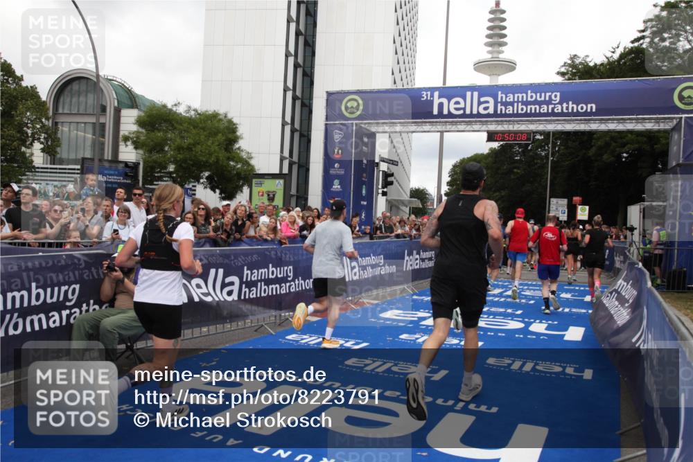 29.06.2025 - hella hamburg halbmarathon Michael Strokosch http://msf.ph/oto/8223791 29.06.2025 10:50:07 Ziel 1216, 1321, 1507, 2020, 3562, 3692, 3852, 7100, 7657, 9031, 9213, 9303, 9965, 12203, 12271, 13225, 13758, 14257, 16403, 18228, 18657, 18658, 18884, 19112 meine-sportfotos.de