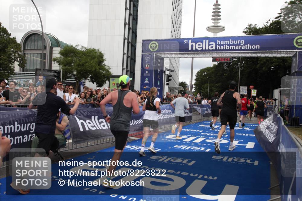 29.06.2025 - hella hamburg halbmarathon Michael Strokosch http://msf.ph/oto/8223822 29.06.2025 10:50:08 Ziel 1216, 1321, 1507, 2020, 3562, 3692, 3852, 7100, 7657, 8313, 9031, 9213, 9303, 9965, 12203, 12271, 13225, 13282, 13758, 14257, 16403, 18228, 18657, 18658, 18884, 19112 meine-sportfotos.de