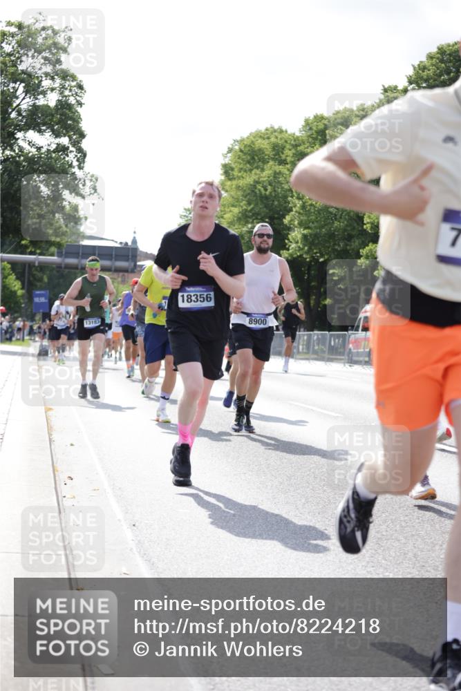 29.06.2025 - hella hamburg halbmarathon Jannik Wohlers http://msf.ph/oto/8224218 29.06.2025 09:51:21 Lombardsbrücke 1520, 1570, 1903, 2653, 2880, 3437, 4634, 4843, 4865, 4991, 5410, 6490, 7092, 7105, 7363, 8346, 8359, 8871, 8900, 9114, 9364, 10319, 10375, 10480, 10669, 10934, 11021, 11417, 11714, 12623, 12711, 12712, 13183, 13196, 13479, 14346, 14861, 15185, 15542, 15828, 15932, 15935, 16281, 16503, 17381, 17382, 17406, 18049, 18330, 18356, 18399, 18539, 18764 meine-sportfotos.de