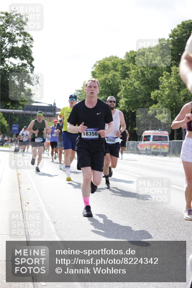 29.06.2025 - hella hamburg halbmarathon Jannik Wohlers http://msf.ph/oto/8224342 29.06.2025 09:51:21 Lombardsbrücke 1520, 1570, 1903, 2653, 2880, 3437, 4634, 4843, 4865, 4991, 5410, 6490, 7092, 7105, 7363, 8346, 8359, 8871, 8900, 9114, 9364, 10319, 10375, 10480, 10669, 10934, 11021, 11417, 11714, 12623, 12711, 12712, 13183, 13196, 13479, 14346, 14861, 15185, 15542, 15828, 15932, 15935, 16281, 16503, 17381, 17382, 17406, 18049, 18330, 18356, 18399, 18539, 18764 meine-sportfotos.de