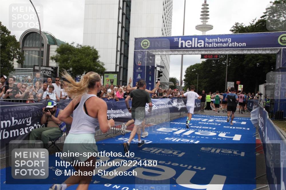 29.06.2025 - hella hamburg halbmarathon Michael Strokosch http://msf.ph/oto/8224480 29.06.2025 10:50:18 Ziel 1119, 3296, 4933, 7176, 7930, 7932, 8921, 10371, 11607, 12235, 13609, 13690, 15620, 16000, 18499, 18811, 19040 meine-sportfotos.de