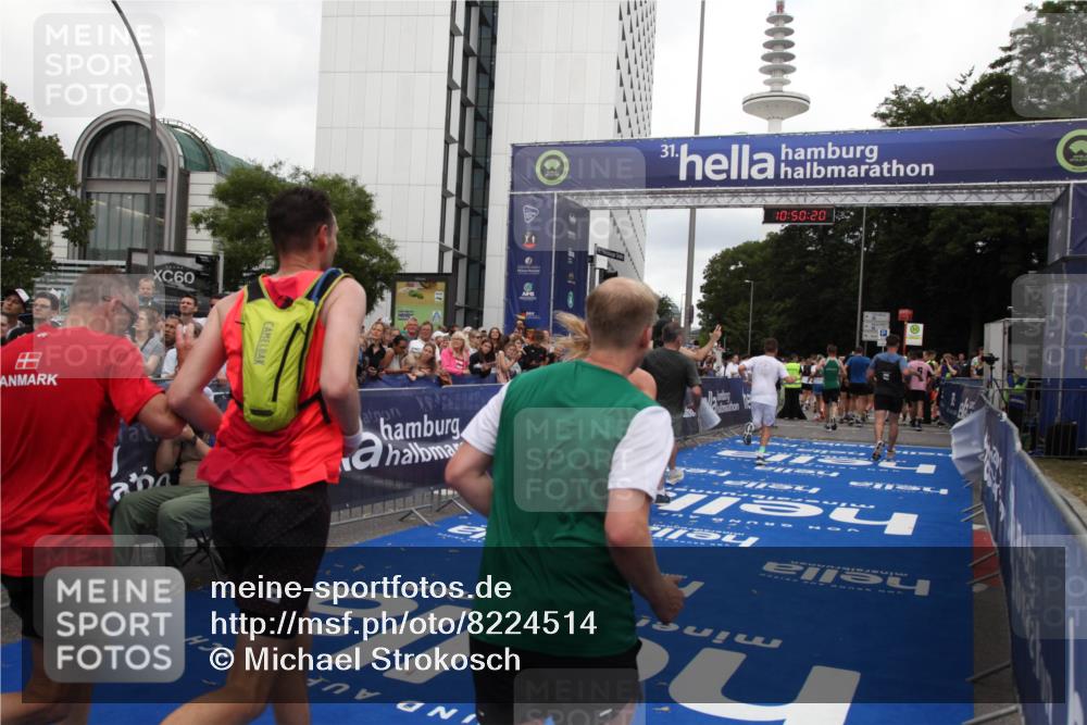 29.06.2025 - hella hamburg halbmarathon Michael Strokosch http://msf.ph/oto/8224514 29.06.2025 10:50:18 Ziel 1119, 3296, 4933, 7176, 7930, 7932, 8921, 10371, 11607, 12235, 13609, 13690, 15620, 16000, 18499, 18811, 19040 meine-sportfotos.de