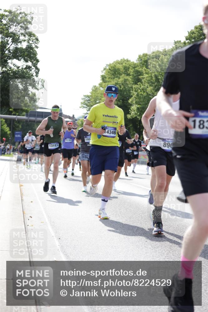 29.06.2025 - hella hamburg halbmarathon Jannik Wohlers http://msf.ph/oto/8224529 29.06.2025 09:51:23 Lombardsbrücke 1520, 1903, 2653, 3437, 4634, 4843, 4865, 4991, 5014, 5129, 6490, 6700, 6770, 7092, 7105, 8074, 8346, 8359, 8900, 9114, 9358, 10319, 10375, 10480, 10669, 10691, 10934, 11021, 11417, 11714, 12623, 12711, 12712, 13183, 13196, 13479, 14346, 14861, 15164, 15185, 15542, 15828, 15846, 15932, 15935, 16281, 16503, 17381, 17382, 17406, 18049, 18330, 18356, 18399, 18539, 18764 meine-sportfotos.de