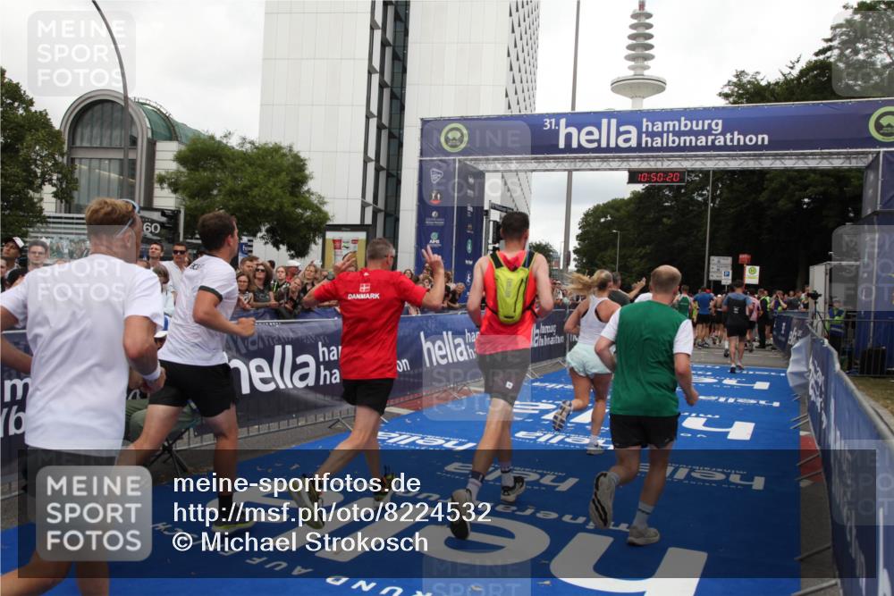 29.06.2025 - hella hamburg halbmarathon Michael Strokosch http://msf.ph/oto/8224532 29.06.2025 10:50:19 Ziel 1119, 3296, 4933, 7176, 7930, 7932, 8921, 10371, 11607, 12235, 12949, 13609, 13690, 15620, 16000, 16242, 18499, 18811, 19040 meine-sportfotos.de