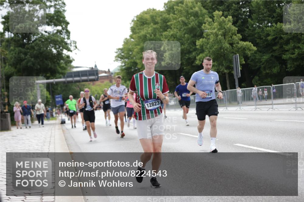 29.06.2025 - hella hamburg halbmarathon Jannik Wohlers http://msf.ph/oto/8224543 29.06.2025 10:27:34 Lombardsbrücke 1148, 5177, 5847, 6632, 7497, 8215, 9567, 11692, 11739, 12780, 12823, 12842, 13568, 13678, 13860, 14155, 15607, 15608, 16569, 16804, 18626 meine-sportfotos.de
