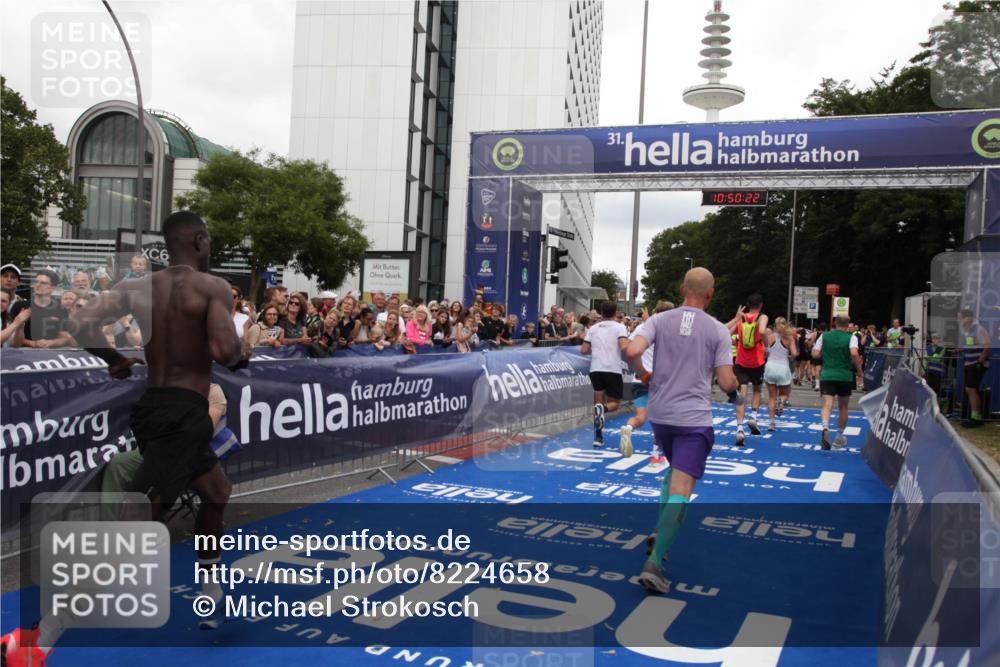 29.06.2025 - hella hamburg halbmarathon Michael Strokosch http://msf.ph/oto/8224658 29.06.2025 10:50:21 Ziel 1119, 4933, 7930, 7932, 8921, 10371, 11607, 12949, 13609, 13690, 14034, 15620, 16000, 16242, 18499, 18811, 19040 meine-sportfotos.de