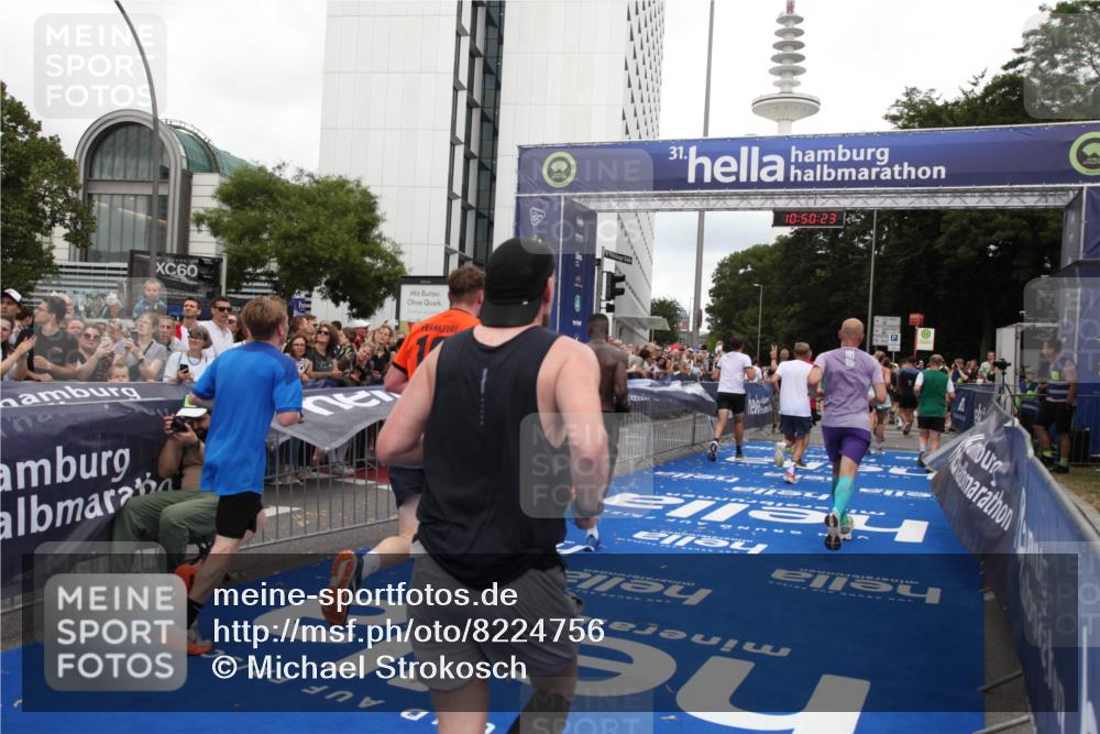 29.06.2025 - hella hamburg halbmarathon Michael Strokosch http://msf.ph/oto/8224756 29.06.2025 10:50:22 Ziel 4933, 7930, 7932, 8921, 10371, 12949, 13609, 13690, 14034, 15620, 16000, 16242, 18499, 18811, 19040 meine-sportfotos.de