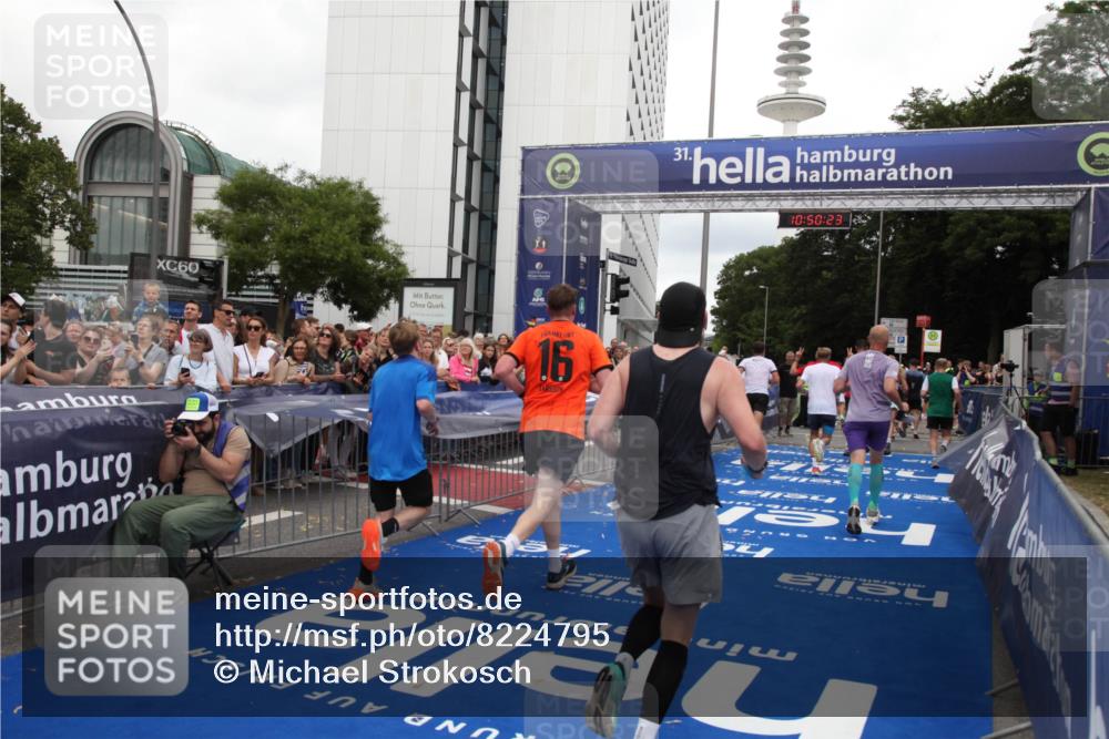 29.06.2025 - hella hamburg halbmarathon Michael Strokosch http://msf.ph/oto/8224795 29.06.2025 10:50:22 Ziel 4933, 7930, 7932, 8921, 10371, 12949, 13609, 13690, 14034, 15620, 16000, 16242, 18499, 18811, 19040 meine-sportfotos.de