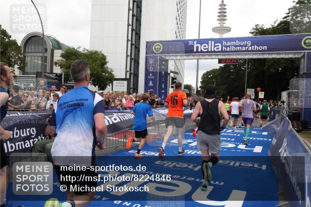 29.06.2025 - hella hamburg halbmarathon Michael Strokosch http://msf.ph/oto/8224846 29.06.2025 10:50:22 Ziel 4933, 7930, 7932, 8921, 10371, 12949, 13609, 13690, 14034, 15620, 16000, 16242, 18499, 18811, 19040 meine-sportfotos.de