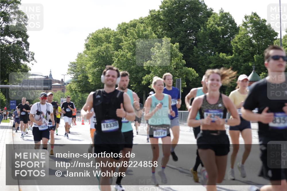 29.06.2025 - hella hamburg halbmarathon Jannik Wohlers http://msf.ph/oto/8224858 29.06.2025 09:51:28 Lombardsbrücke 1312, 1353, 1569, 1903, 2653, 3437, 3697, 4865, 4991, 5014, 5047, 5129, 5987, 6490, 6700, 6705, 6770, 7092, 7185, 8074, 8346, 8359, 8900, 9358, 10319, 10375, 10691, 10934, 11021, 11714, 12623, 12711, 12712, 13183, 14226, 14228, 14346, 14861, 15164, 15185, 15206, 15846, 15932, 15935, 16503, 17016, 17403, 17406, 17733, 17911, 18049, 18330, 18356, 18399, 18764, 18772 meine-sportfotos.de
