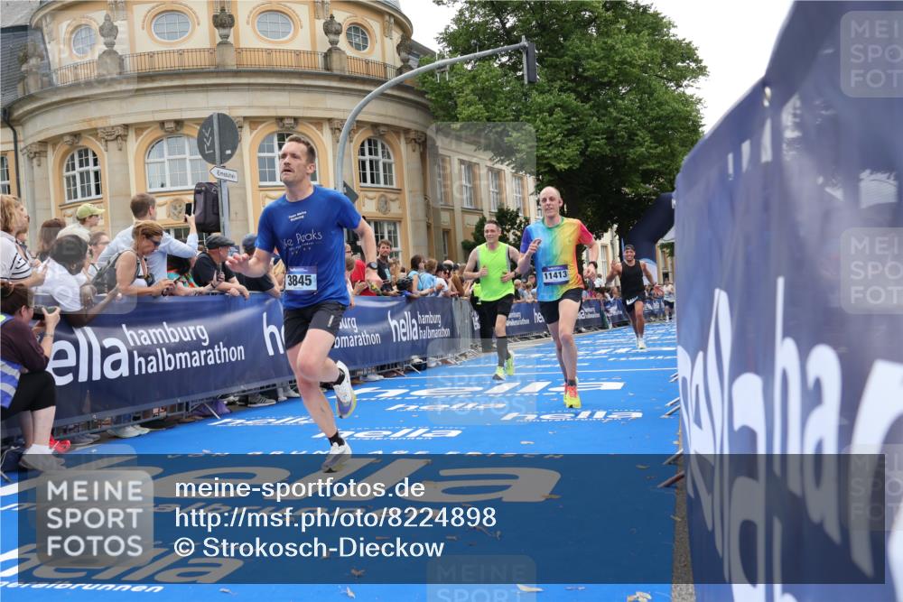 29.06.2025 - hella hamburg halbmarathon Strokosch-Dieckow http://msf.ph/oto/8224898 29.06.2025 10:30:38 Ziel 2460, 2851, 3845, 7055, 7231, 7481, 8318, 11413, 12049, 15253, 17322, 18235 meine-sportfotos.de