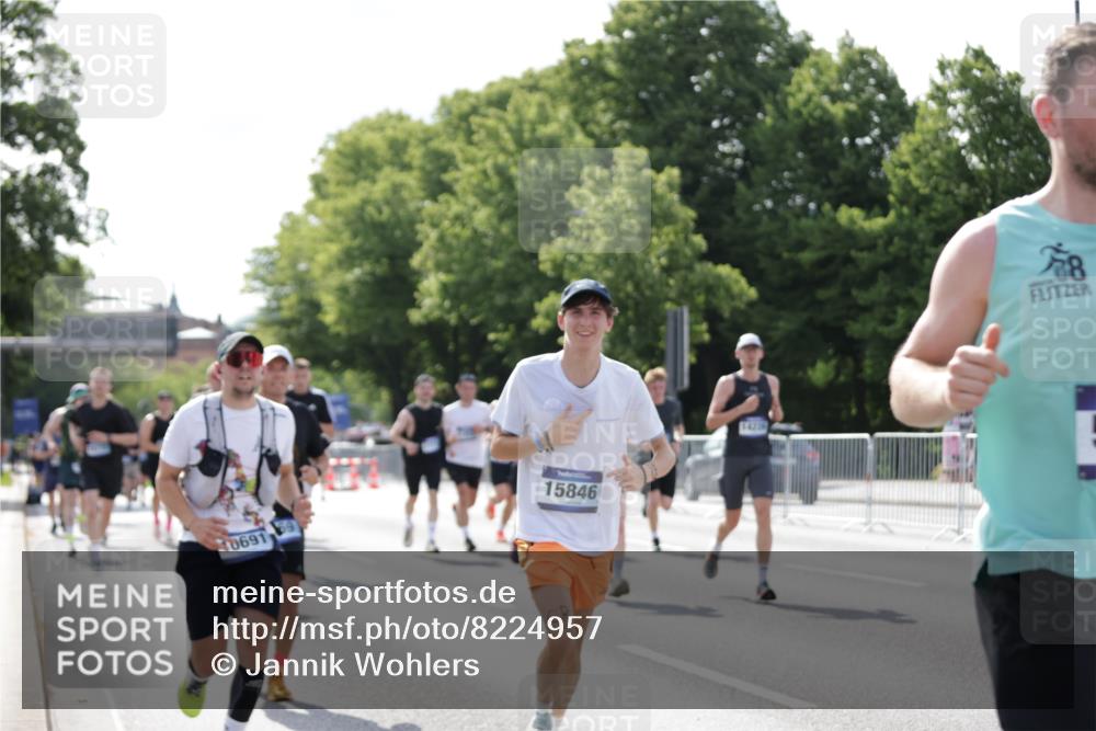 29.06.2025 - hella hamburg halbmarathon Jannik Wohlers http://msf.ph/oto/8224957 29.06.2025 09:51:30 Lombardsbrücke 1312, 1353, 1569, 2653, 3437, 3697, 4991, 5014, 5047, 5129, 5987, 6490, 6700, 6705, 6770, 7092, 7185, 8074, 8346, 8359, 8900, 9358, 10319, 10375, 10691, 10934, 10978, 11021, 11714, 12438, 12623, 12711, 12712, 13183, 14226, 14228, 14346, 14861, 15164, 15185, 15206, 15451, 15846, 15932, 15935, 16052, 16503, 17016, 17403, 17406, 17733, 17911, 18049, 18304, 18330, 18356, 18399, 18772 meine-sportfotos.de