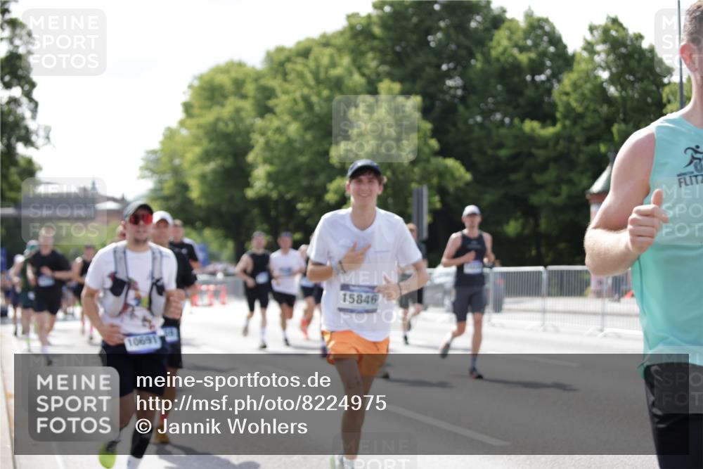 29.06.2025 - hella hamburg halbmarathon Jannik Wohlers http://msf.ph/oto/8224975 29.06.2025 09:51:30 Lombardsbrücke 1312, 1353, 1569, 2653, 3437, 3697, 4991, 5014, 5047, 5129, 5987, 6490, 6700, 6705, 6770, 7092, 7185, 8074, 8346, 8359, 8900, 9358, 10319, 10375, 10691, 10934, 10978, 11021, 11714, 12438, 12623, 12711, 12712, 13183, 14226, 14228, 14346, 14861, 15164, 15185, 15206, 15451, 15846, 15932, 15935, 16052, 16503, 17016, 17403, 17406, 17733, 17911, 18049, 18304, 18330, 18356, 18399, 18772 meine-sportfotos.de