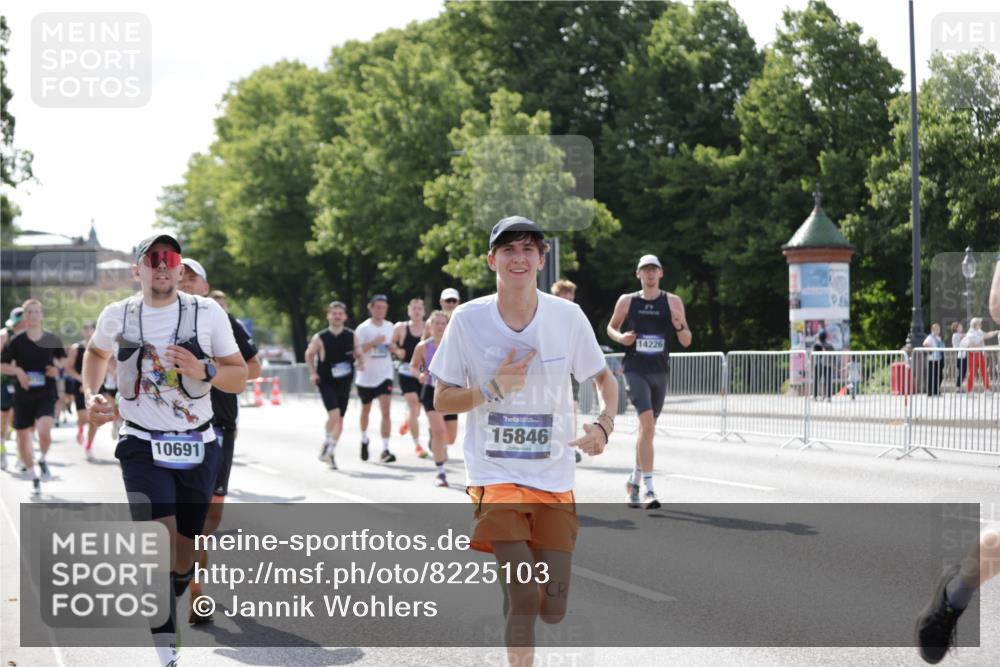 29.06.2025 - hella hamburg halbmarathon Jannik Wohlers http://msf.ph/oto/8225103 29.06.2025 09:51:30 Lombardsbrücke 1312, 1353, 1569, 2653, 3437, 3697, 4991, 5014, 5047, 5129, 5987, 6490, 6700, 6705, 6770, 7092, 7185, 8074, 8346, 8359, 8900, 9358, 10319, 10375, 10691, 10934, 10978, 11021, 11714, 12438, 12623, 12711, 12712, 13183, 14226, 14228, 14346, 14861, 15164, 15185, 15206, 15451, 15846, 15932, 15935, 16052, 16503, 17016, 17403, 17406, 17733, 17911, 18049, 18304, 18330, 18356, 18399, 18772 meine-sportfotos.de
