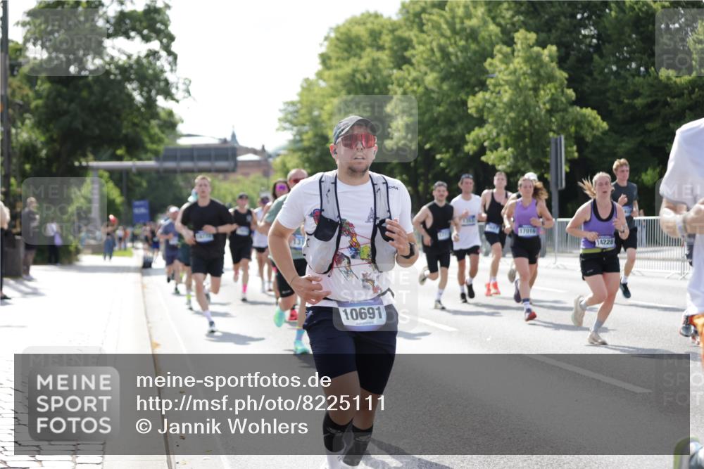 29.06.2025 - hella hamburg halbmarathon Jannik Wohlers http://msf.ph/oto/8225111 29.06.2025 09:51:30 Lombardsbrücke 1312, 1353, 1569, 2653, 3437, 3697, 4991, 5014, 5047, 5129, 5987, 6490, 6700, 6705, 6770, 7092, 7185, 8074, 8346, 8359, 8900, 9358, 10319, 10375, 10691, 10934, 10978, 11021, 11714, 12438, 12623, 12711, 12712, 13183, 14226, 14228, 14346, 14861, 15164, 15185, 15206, 15451, 15846, 15932, 15935, 16052, 16503, 17016, 17403, 17406, 17733, 17911, 18049, 18304, 18330, 18356, 18399, 18772 meine-sportfotos.de