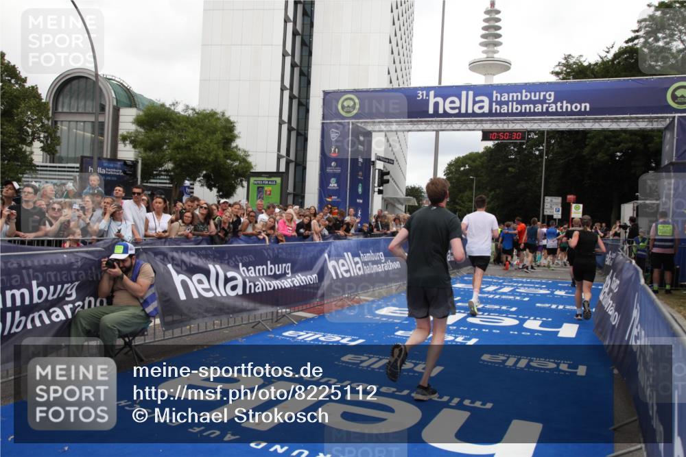 29.06.2025 - hella hamburg halbmarathon Michael Strokosch http://msf.ph/oto/8225112 29.06.2025 10:50:28 Ziel 4127, 4247, 6795, 8899, 11455, 12035, 12624, 12949, 14034, 16242, 18394 meine-sportfotos.de
