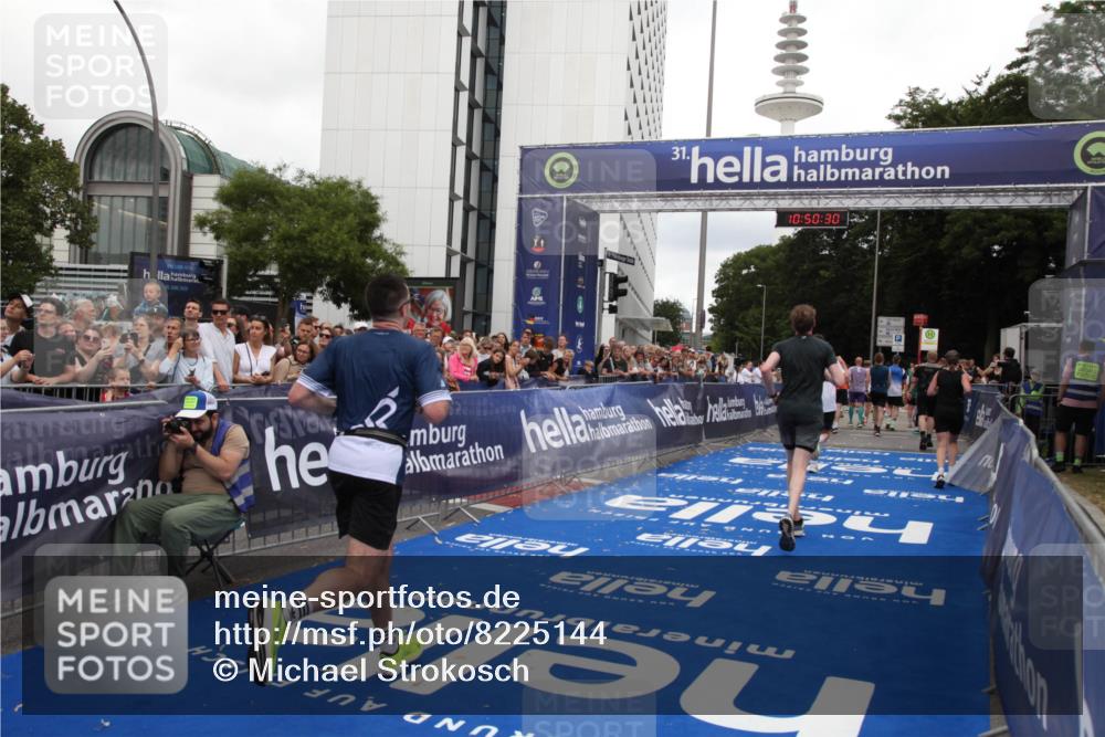 29.06.2025 - hella hamburg halbmarathon Michael Strokosch http://msf.ph/oto/8225144 29.06.2025 10:50:29 Ziel 4127, 4247, 6795, 8899, 11455, 12035, 12624, 14034, 14626, 17319, 18394 meine-sportfotos.de