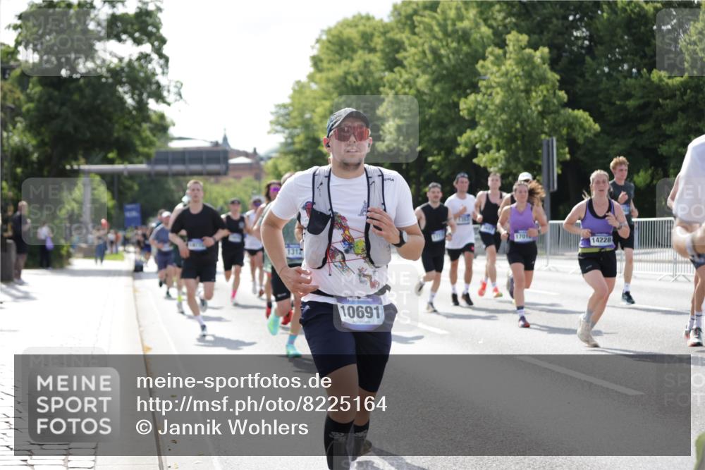 29.06.2025 - hella hamburg halbmarathon Jannik Wohlers http://msf.ph/oto/8225164 29.06.2025 09:51:30 Lombardsbrücke 1312, 1353, 1569, 2653, 3437, 3697, 4991, 5014, 5047, 5129, 5987, 6490, 6700, 6705, 6770, 7092, 7185, 8074, 8346, 8359, 8900, 9358, 10319, 10375, 10691, 10934, 10978, 11021, 11714, 12438, 12623, 12711, 12712, 13183, 14226, 14228, 14346, 14861, 15164, 15185, 15206, 15451, 15846, 15932, 15935, 16052, 16503, 17016, 17403, 17406, 17733, 17911, 18049, 18304, 18330, 18356, 18399, 18772 meine-sportfotos.de