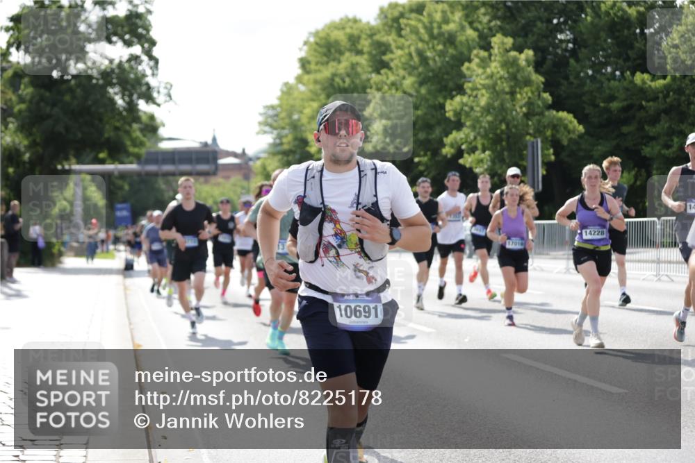 29.06.2025 - hella hamburg halbmarathon Jannik Wohlers http://msf.ph/oto/8225178 29.06.2025 09:51:31 Lombardsbrücke 1312, 1353, 1569, 2653, 3437, 3697, 4991, 5014, 5047, 5129, 5231, 5987, 6700, 6705, 6770, 7092, 7185, 8074, 8346, 8359, 8900, 9358, 10319, 10375, 10691, 10934, 10978, 11021, 11714, 12438, 12623, 12711, 12712, xxx, 13183, 14226, 14228, 14346, 14861, 15164, 15185, 15206, 15451, 15846, 15932, 15935, 16052, 16503, 17016, 17403, 17406, 17733, 17911, 18049, 18304, 18330, 18356, 18399, 18772, 18878 meine-sportfotos.de