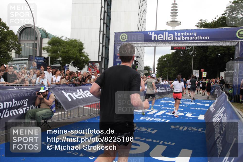 29.06.2025 - hella hamburg halbmarathon Michael Strokosch http://msf.ph/oto/8225186 29.06.2025 10:50:32 Ziel 3414, 4127, 4247, 5447, 6795, 8153, 8899, 11455, 12035, 12624, 14626, 17319, 18394 meine-sportfotos.de