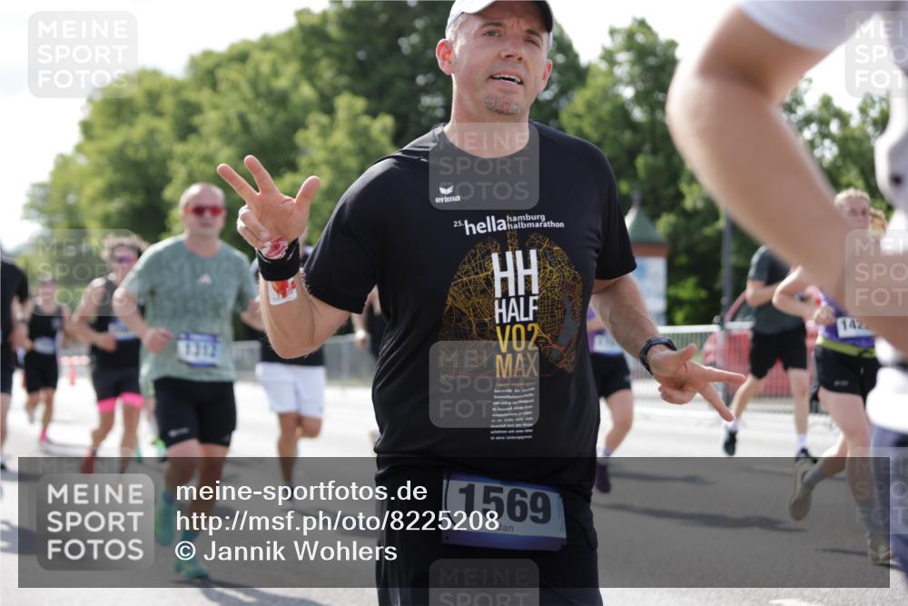 29.06.2025 - hella hamburg halbmarathon Jannik Wohlers http://msf.ph/oto/8225208 29.06.2025 09:51:32 Lombardsbrücke 1312, 1353, 1569, 2653, 3437, 3697, 5014, 5047, 5129, 5231, 5987, 6700, 6705, 6770, 7092, 7185, 8074, 8346, 8359, 8900, 9358, 10319, 10375, 10691, 10934, 10978, 11021, 11714, 12438, 12623, 12711, 12712, xxx, 13183, 14226, 14228, 14346, 14861, 15164, 15185, 15206, 15451, 15846, 15932, 15935, 16052, 16503, 17016, 17403, 17406, 17733, 17911, 18049, 18304, 18330, 18356, 18399, 18772, 18878 meine-sportfotos.de