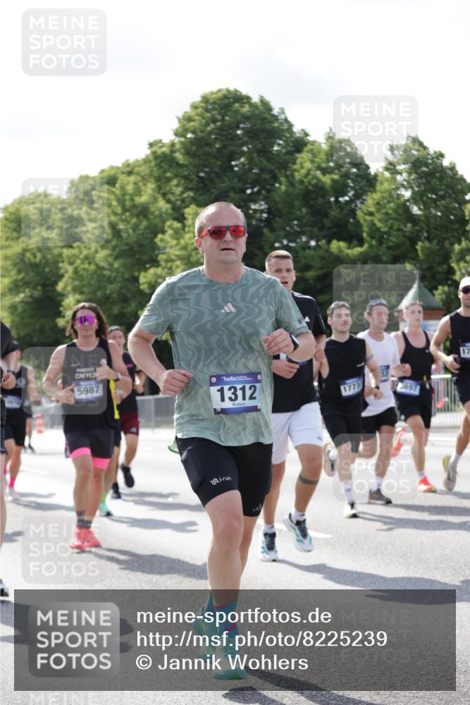 29.06.2025 - hella hamburg halbmarathon Jannik Wohlers http://msf.ph/oto/8225239 29.06.2025 09:51:33 Lombardsbrücke 1312, 1353, 1569, 2653, 3437, 3697, 5014, 5047, 5129, 5231, 5336, 5987, 6700, 6705, 6770, 7092, 7185, 8074, 8346, 8359, 8564, 8900, 9358, 9659, 10319, 10691, 10934, 10978, 11021, 11714, 12438, 12623, xxx, 13183, 14226, 14228, 14346, 14462, 14861, 15164, 15185, 15206, 15451, 15846, 15932, 15935, 16052, 16503, 17016, 17403, 17406, 17733, 17911, 18049, 18304, 18330, 18356, 18399, 18772, 18878 meine-sportfotos.de