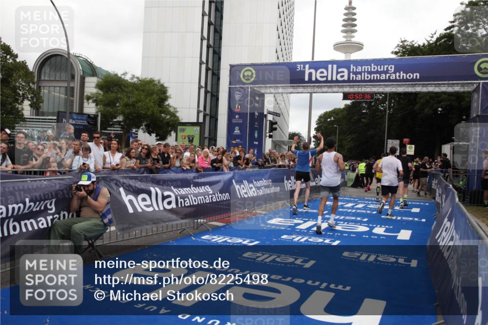 29.06.2025 - hella hamburg halbmarathon Michael Strokosch http://msf.ph/oto/8225498 29.06.2025 10:50:35 Ziel 1750, 3414, 4127, 5447, 6282, 7397, 8153, 8576, 11214, 11455, 12624, 13812, 14626, 15803, 16806, 17179, 17247, 17319, 18006, 18394 meine-sportfotos.de