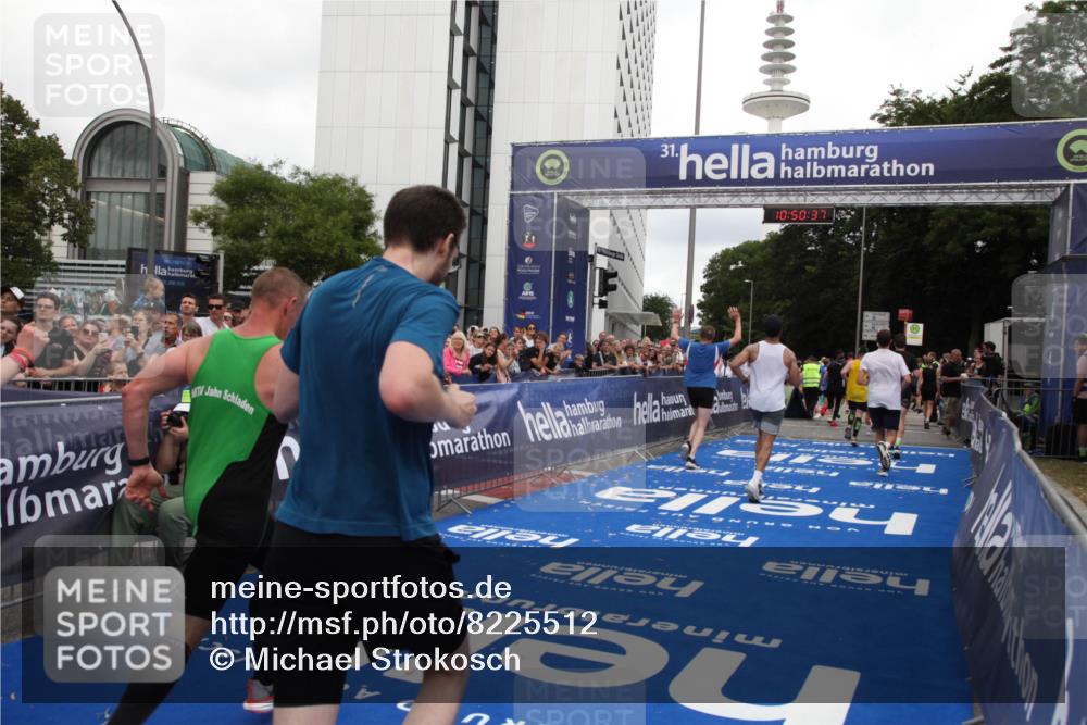 29.06.2025 - hella hamburg halbmarathon Michael Strokosch http://msf.ph/oto/8225512 29.06.2025 10:50:35 Ziel 1750, 3414, 4127, 5447, 6282, 7397, 8153, 8576, 11214, 11455, 12624, 13812, 14626, 15803, 16806, 17179, 17247, 17319, 18006, 18394 meine-sportfotos.de