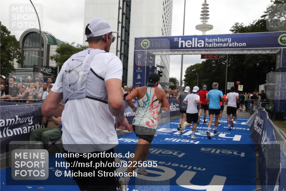 29.06.2025 - hella hamburg halbmarathon Michael Strokosch http://msf.ph/oto/8225695 29.06.2025 10:50:39 Ziel 1399, 1750, 3414, 4346, 5447, 6282, 6662, 7397, 7583, 7786, 8153, 8576, 9057, 11214, 13808, 13812, 13875, 15519, 15803, 16291, 16806, 17179, 17247, 18006, 18413 meine-sportfotos.de