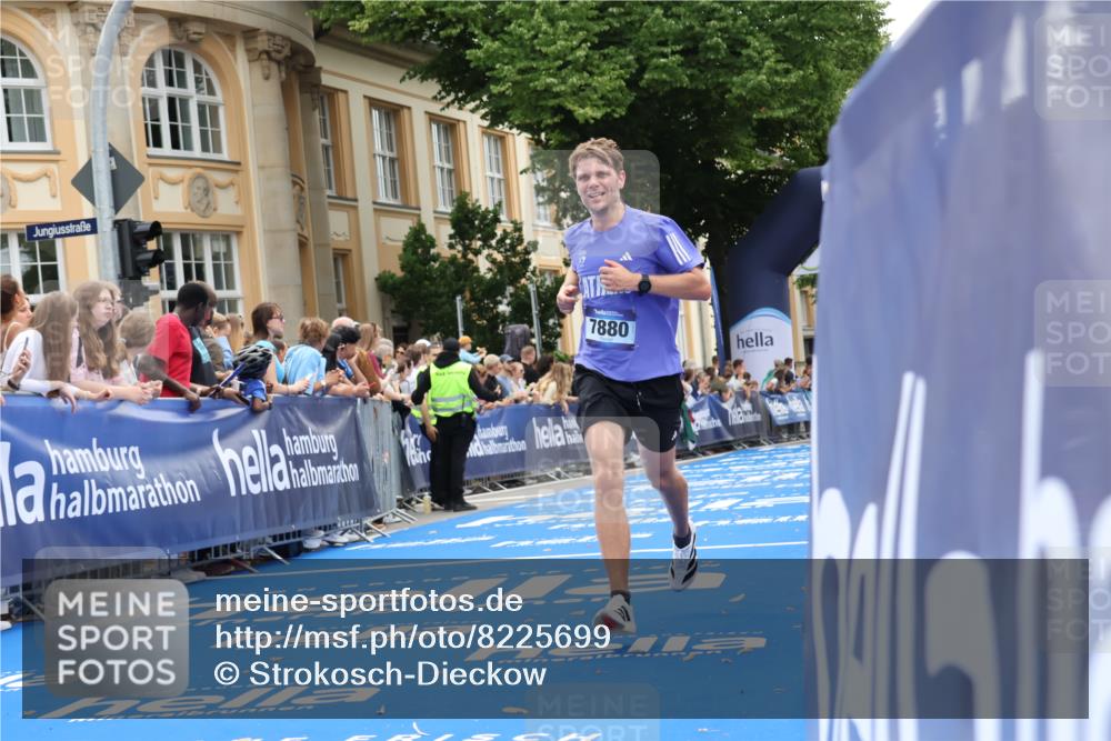 29.06.2025 - hella hamburg halbmarathon Strokosch-Dieckow http://msf.ph/oto/8225699 29.06.2025 10:30:54 Ziel 3379, 7880, 9381, 16508 meine-sportfotos.de