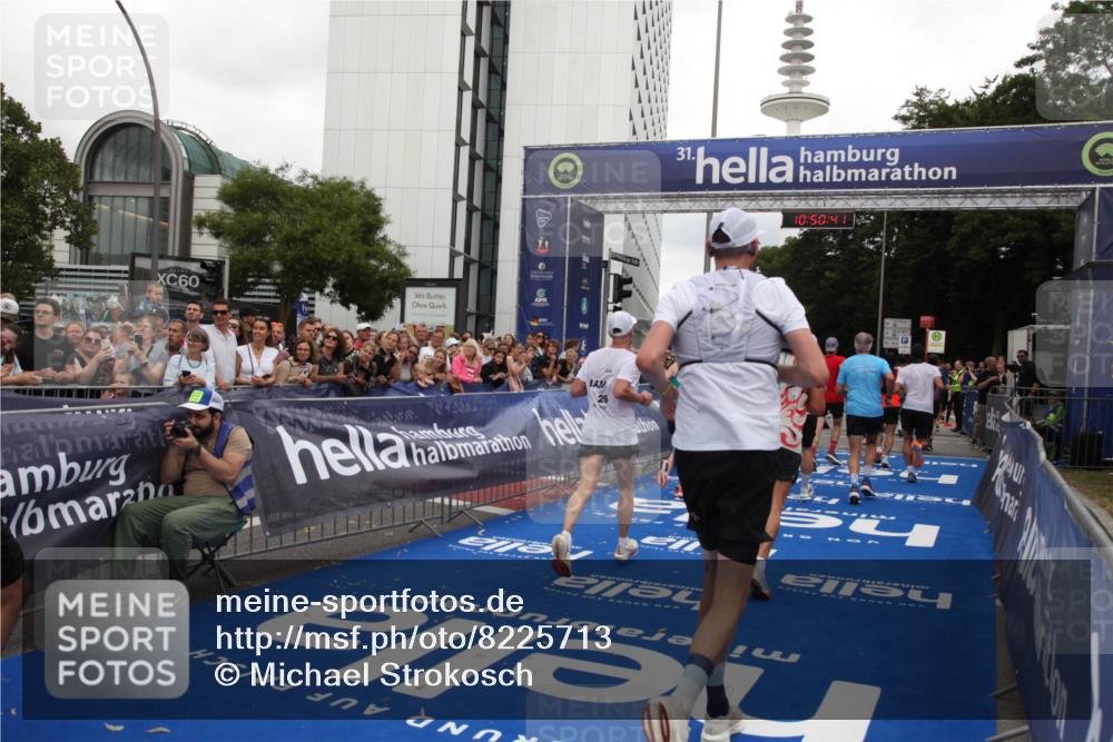 29.06.2025 - hella hamburg halbmarathon Michael Strokosch http://msf.ph/oto/8225713 29.06.2025 10:50:40 Ziel 1399, 1750, 3414, 4346, 5447, 6282, 6662, 7397, 7583, 7786, 8576, 9057, 11214, 13808, 13812, 13875, 15519, 15803, 16291, 16806, 17179, 17247, 18006, 18413 meine-sportfotos.de